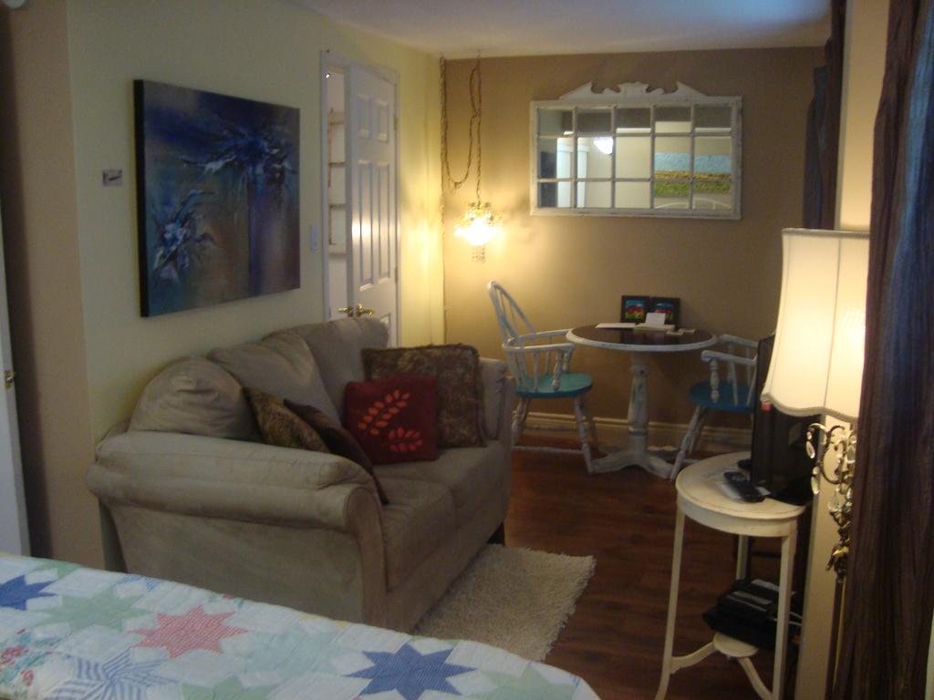Paddington Place Bed & Breakfast Ошава Екстер'єр фото